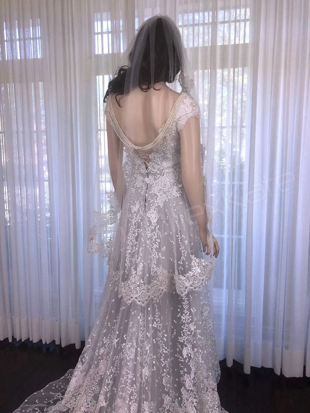 EllieHouse Womens Short Fingertip Length 1 Tier Lace Wedding Bridal Veil with Metal Comb L68