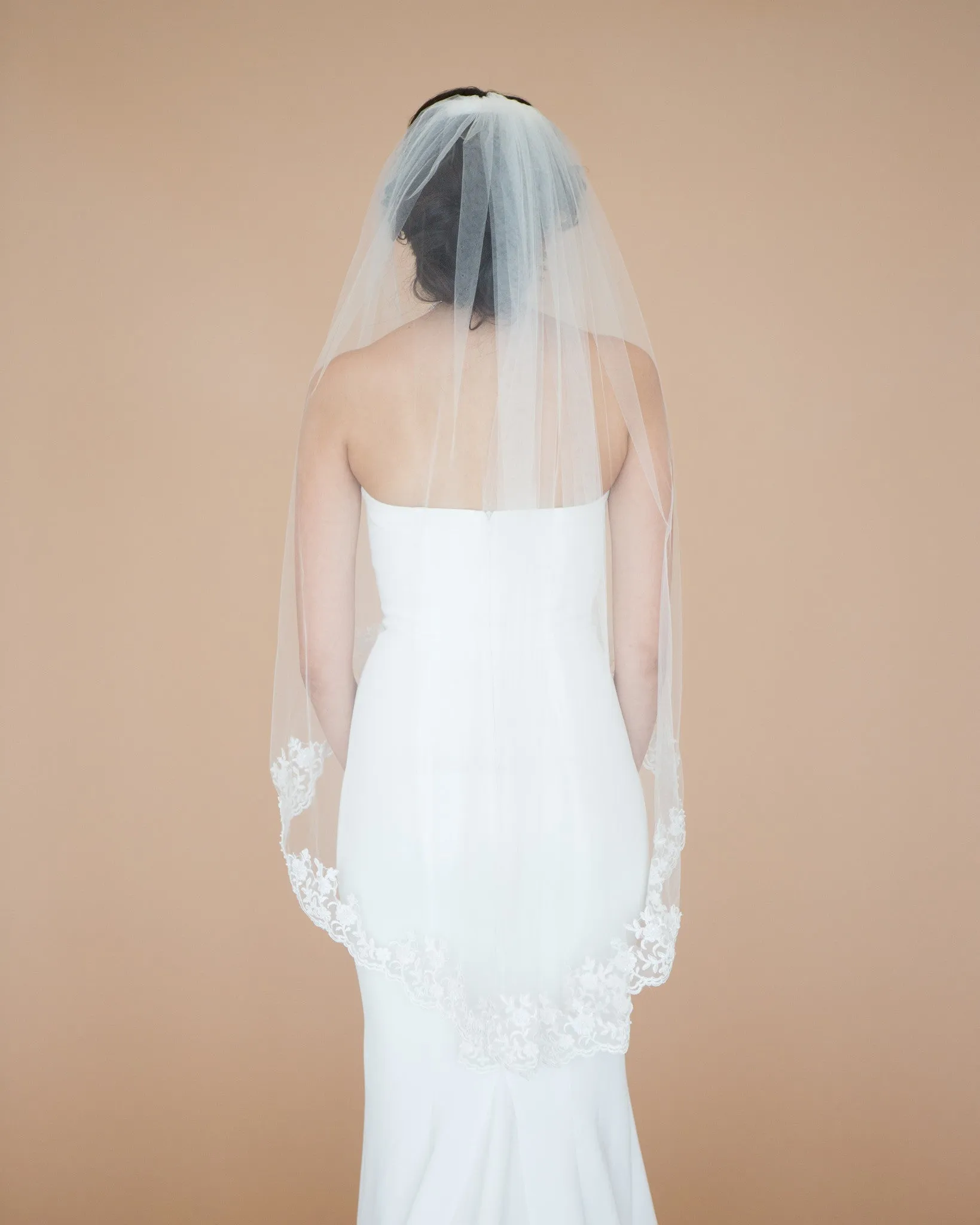 Scalloped Lace Fingertip Veil